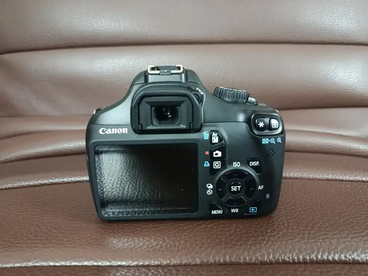 Canon EOS 1100D + объектив Canon EF-S 18-55mm IS