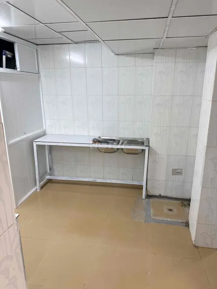 Комната на первом этаже 45м2 с кухней и санузлом в здании 16/9 Бинь Лой