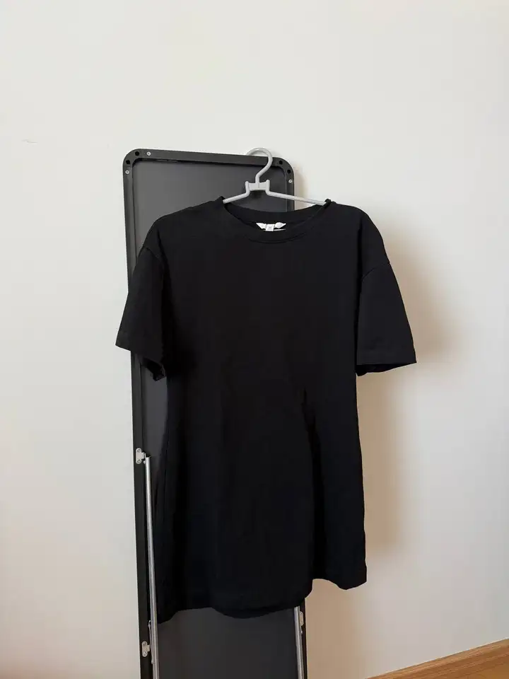 Платье H&M в цветочек, платье-футболка H&M черное, жилетка льняная Pull&Bear, средство для волос Tresemme, белая блузка Pull&Bear, рубашка льняная Uniqlo
