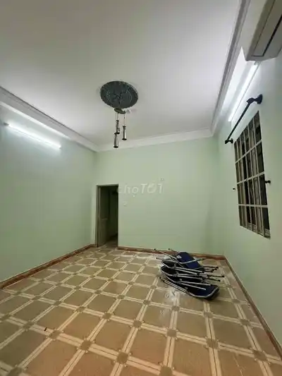 Этаж 1 в доме на оживленной улице, 80м2, 2 спальни, терраса
