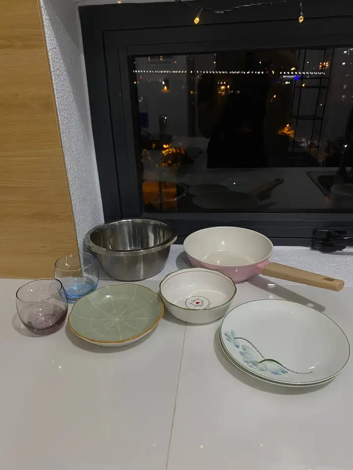 Рабочий стол, стул, этажерка, утюг, посуда, светильник, шлем, сушилка