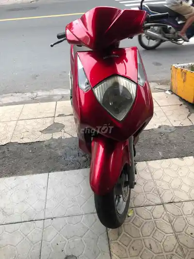 Красный скутер Honda Dylan