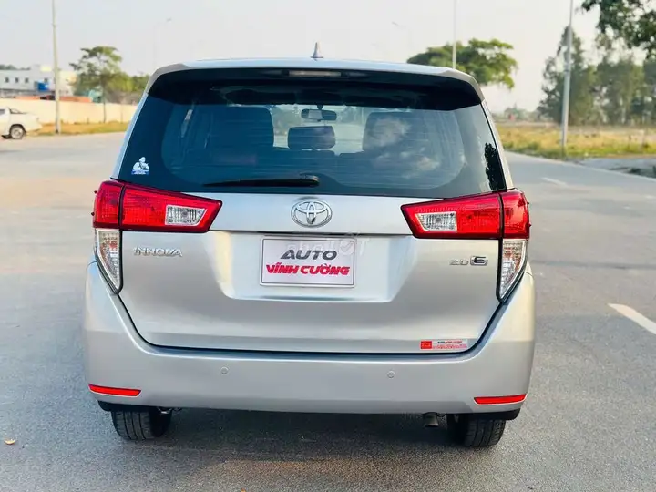 Toyota Innova 2018 2.0E MT Серебристый