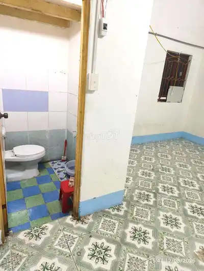 Комната на 1 этаже, светлое окно, санузел в комнате, рядом с Нгуен Trong Tuyen