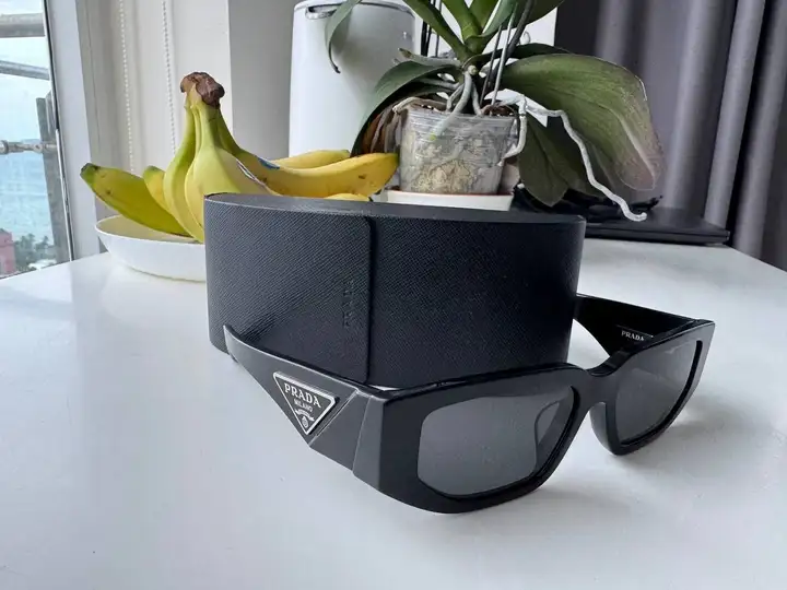 Очки Prada солнцезащитные