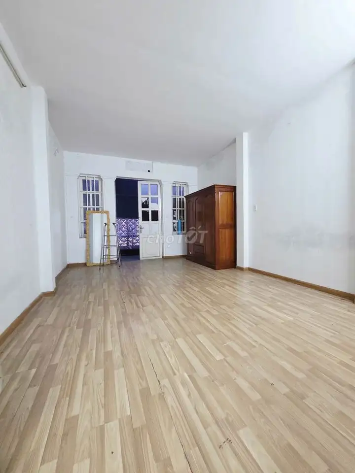 Аренда коммерческого помещения 4x20м, 3 этажа, 4 спальни, 4 санузла