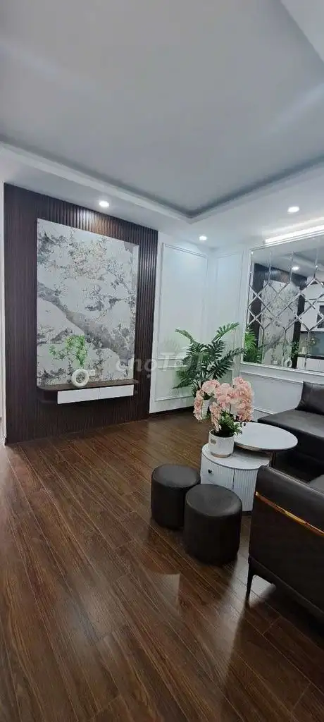 Мини-квартира в доме на ул. Кхыонг Динь, 35м², с мебелью, розовый свитч