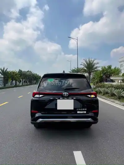 Toyota Veloz Cross 2023 Черный 7 мест
