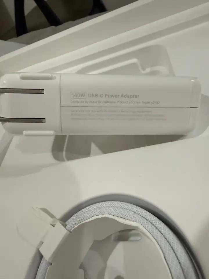Букет искусственных роз, конструктор поезда, зарядка Apple 140W