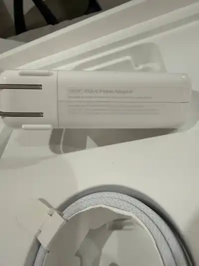 Букет искусственных роз, конструктор поезда, зарядка Apple 140W
