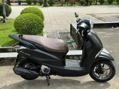 Черный скутер Yamaha Latte