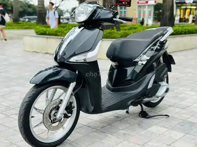 Черный скутер Piaggio Liberty