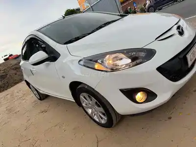 Mazda Mazda 2 2012, белый хэтчбек