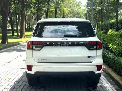 Ford Everest Titanium 2024 – 7.500 км, белый