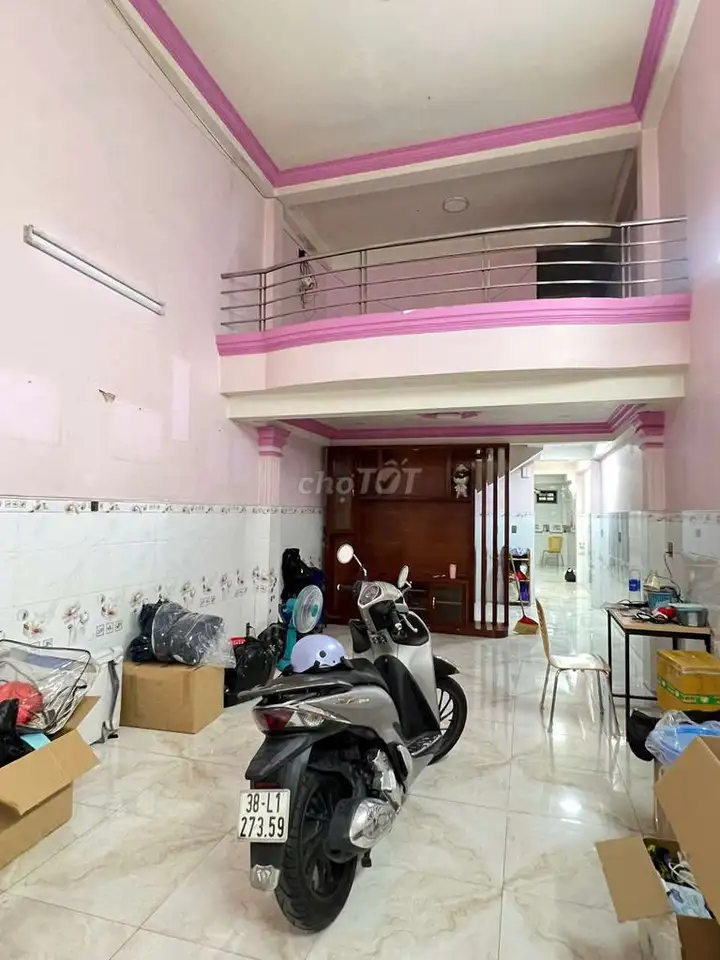 Дом в переулке 6м на ул. Тан Кы Тан Куй, 4х18м, 2 этажа, 5 спален