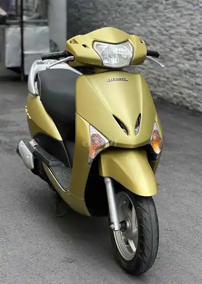 Золотой скутер Honda Lead Fi