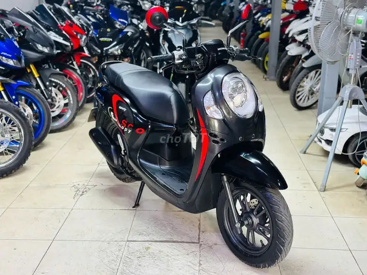 Мотосалон Thịnh Phát - Honda Scoopy 125 глянцево-черный с ханойским номером