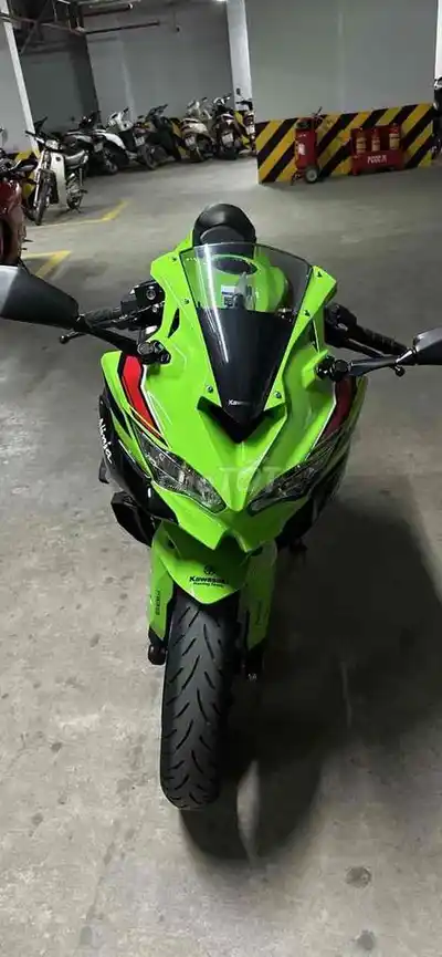 KAWASAKI NINJA ZX-25R 2023 ЗЕЛЕНО-ЧЕРНЫЙ