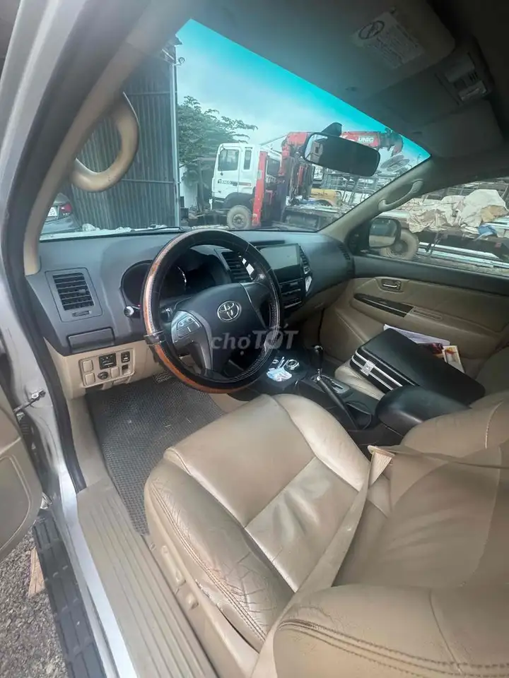 Toyota Fortuner 2016, серебристый, 7 мест, АКПП