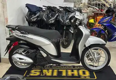 Honda SH Mode 2018 Серебристо-черный чемодан. Автомобиль снят со стола