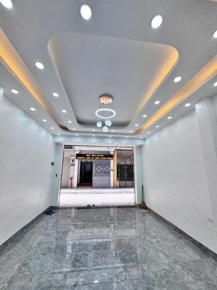 Дом с лифтом 36 кв.м, 6 этажей, Хоанг Куок Вьет, заезд для авто