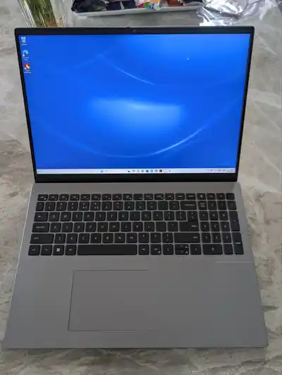 Dell Vostro 5620 16'