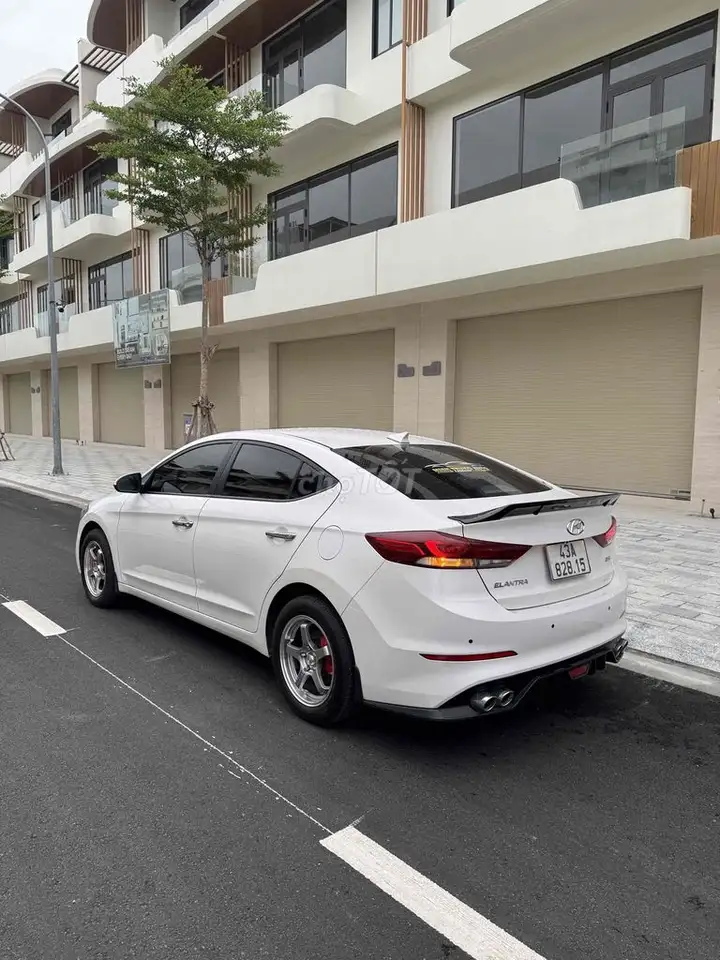 Hyundai Elantra 2018 1.6 AT Белый 38000 км