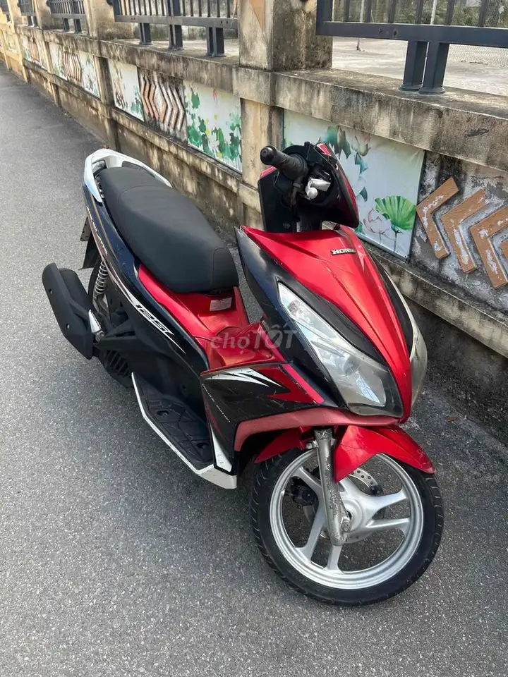Honda Air Blade 125 черно-красный