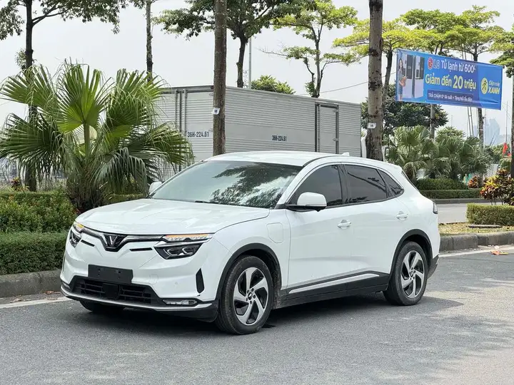 VF8 Eco 2024, полная комплектация ADAS, отличное состояние