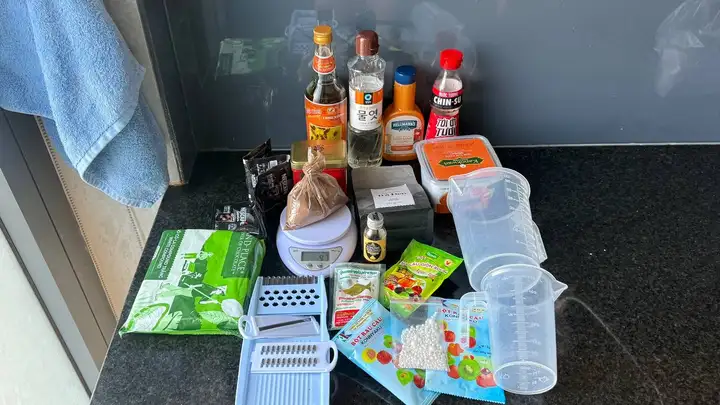Мёд, кукурузный сироп, соусы, чай, какао, агар-агар, желатин, сахарные украшения, кофе, тёрка, мерные стаканы, ванилин