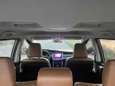 Toyota Innova E 2017 механическая коробка коричневый
