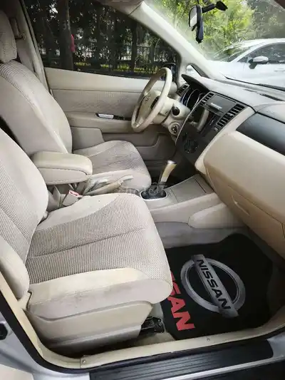Nissan Tiida Hatchback 2010 Автомат Серебристый 88.799 км