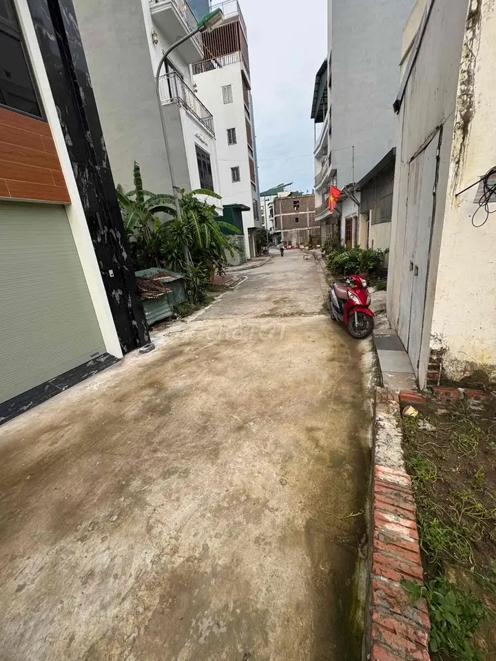 Готовый дом в Cự Khối - Long Biên, 7 этажей, лифт, машина у ворот