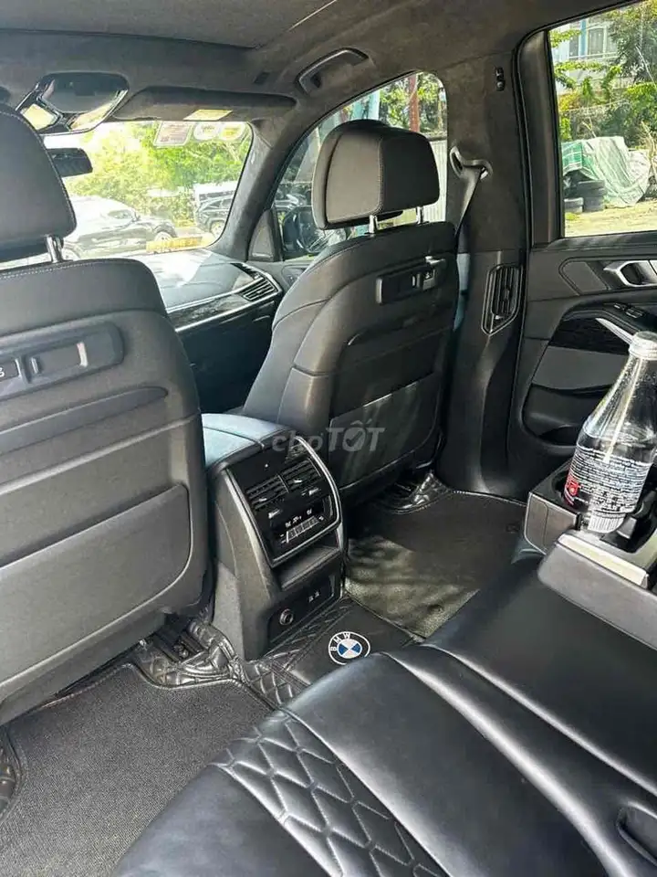 BMW X7 xDrive40i 2022 черный 7 мест