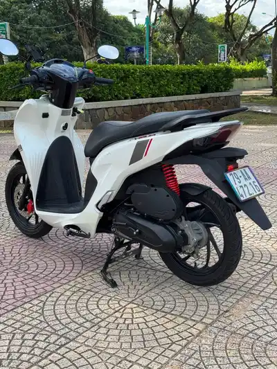 Velia 50 2025