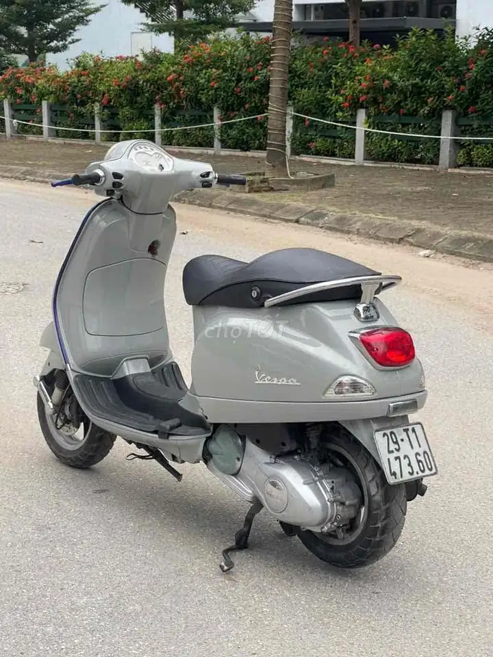 Piaggio Vespa 3vie серого цвета