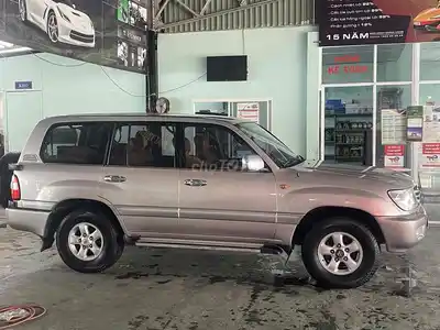 8-местная бензиновая японская колода Toyota Land Cruiser.
