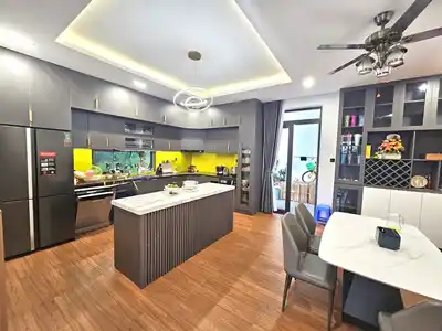 Вилла с прудом с карпами кои