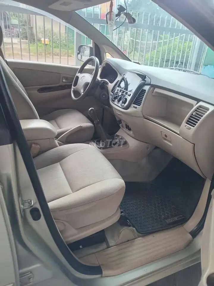 Toyota Innova G 2007 механическая Серебристый
