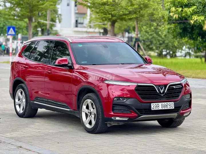 VinFast Lux SA Base 2020 Красный