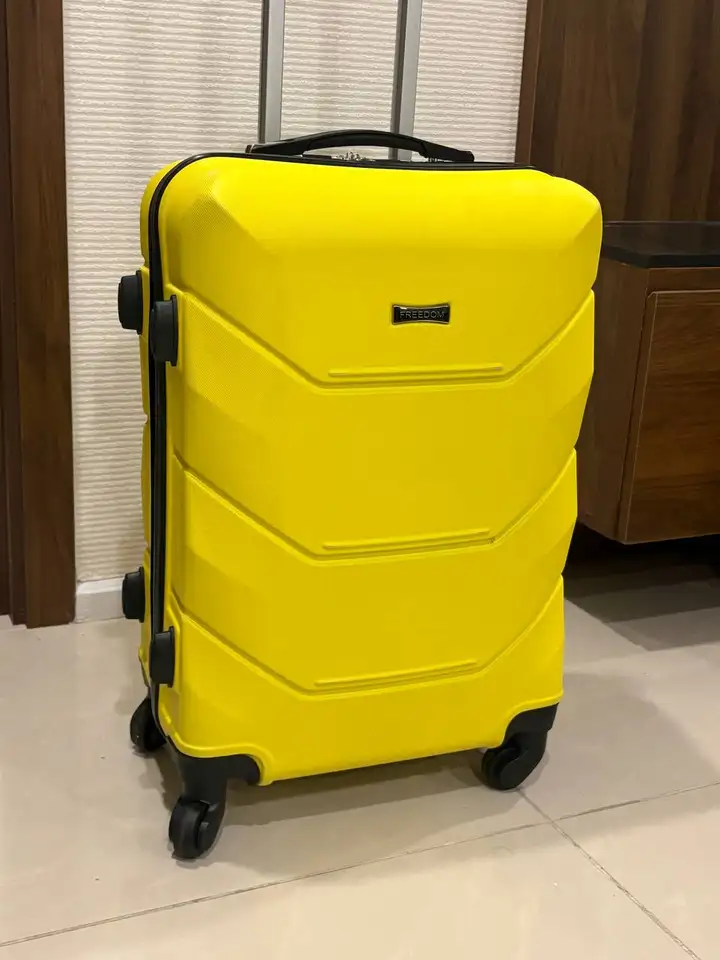 чемодан Freedom, из прочного ABS-пластика. Размер M, 65х40х25