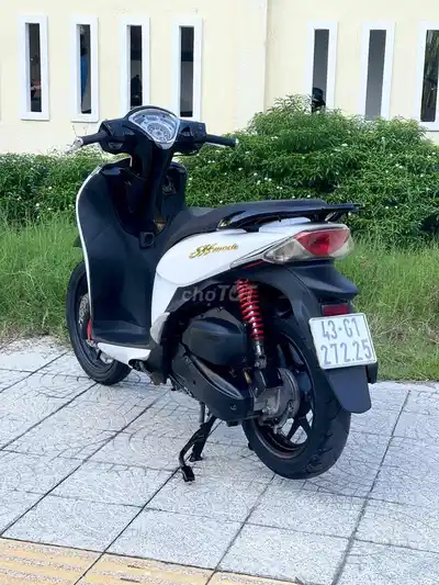 Модель Honda SH 2017, белый, черный, ключ Smakay