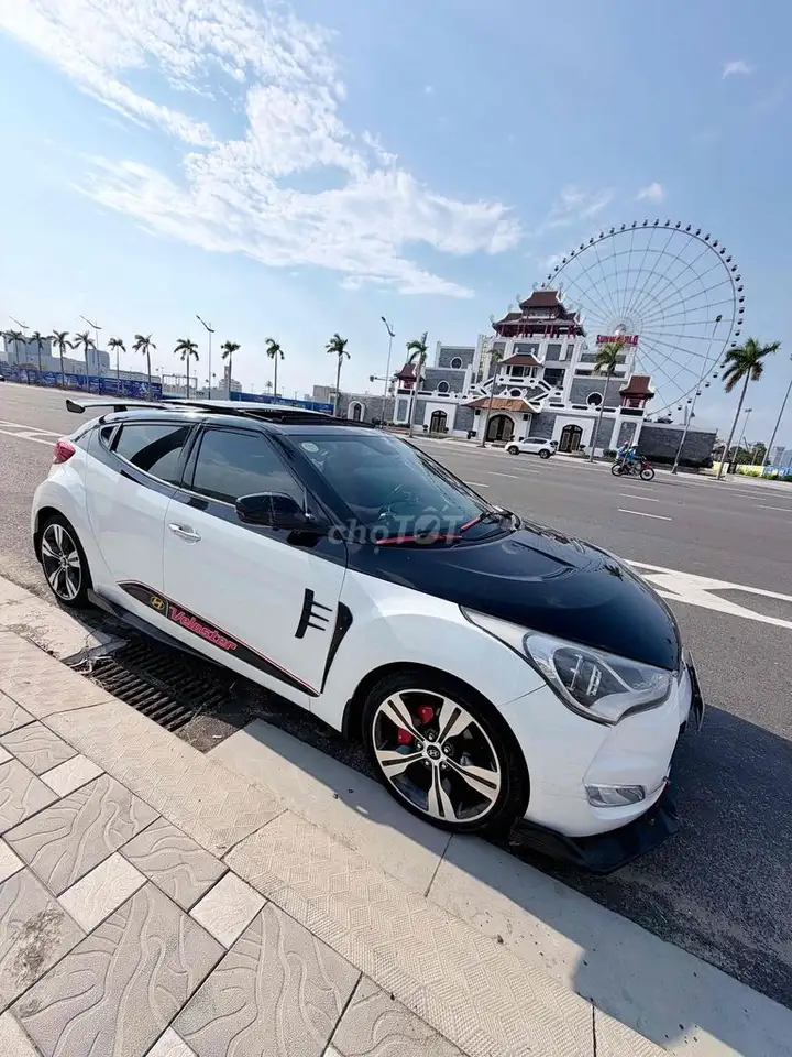 Hyundai Veloster белый, черный 4 места спортивное авто