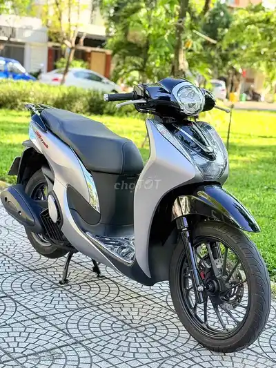 Honda SH Mode 2023 серебристо-черный