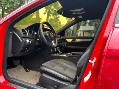 Mercedes-Benz C200, 5 мест, красный, автомат