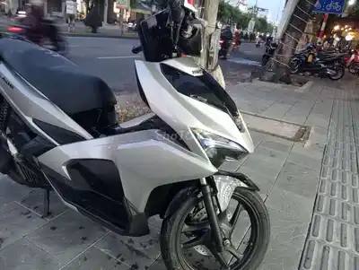 Скутер Honda Air Blade серебристого цвета