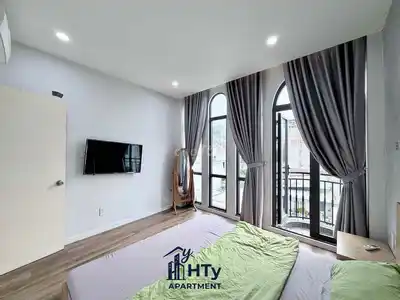 Квартира с 1 спальней, кухней, мебелью, окном и балконом