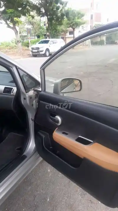 Nissan Tiida 2010 серебристый