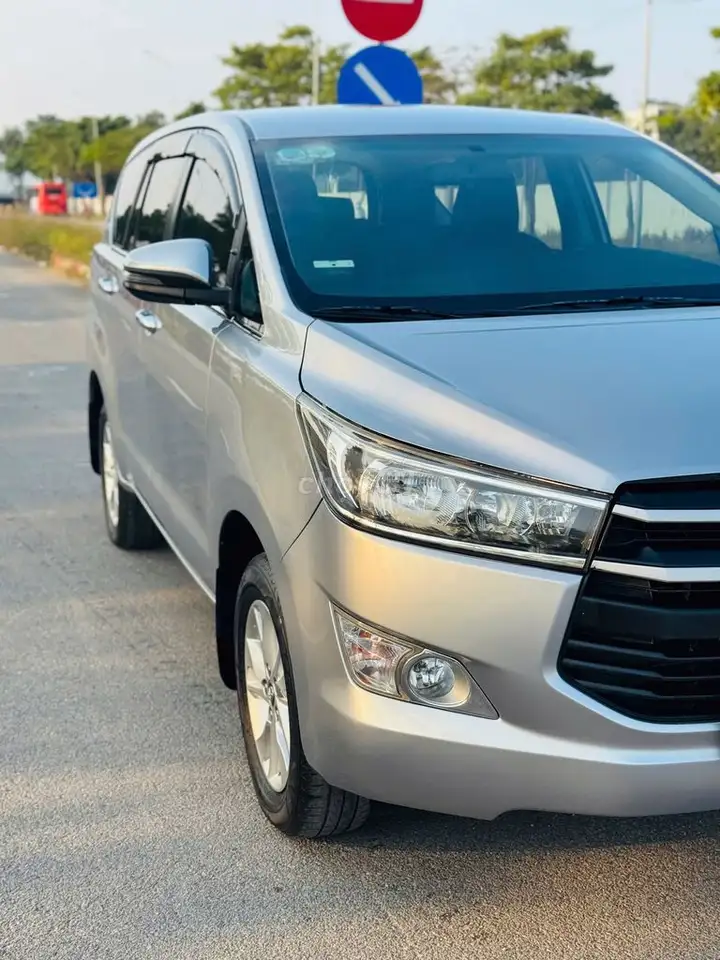 Toyota Innova 2018 2.0E MT Серебристый