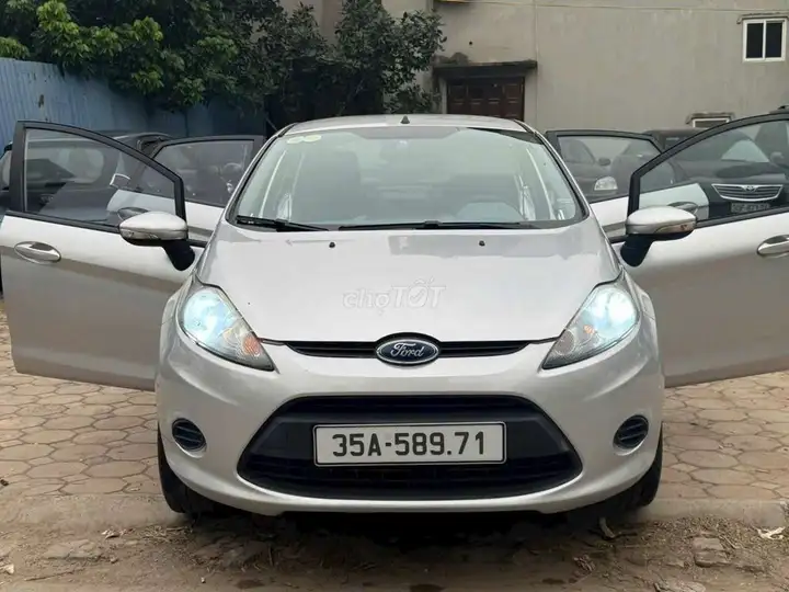 Ford Fiesta 2011 серебристый
